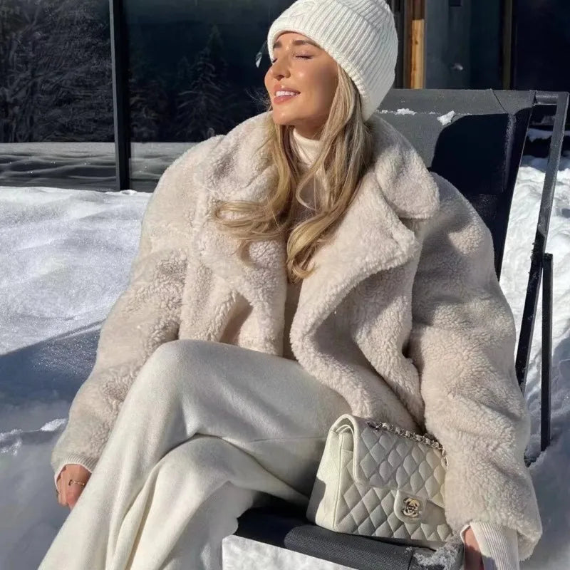 Elegant women's shearling coat – Loose fit with pockets and lapel